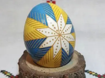 yak-velykden-na-dvori-pysanka-na-stoli